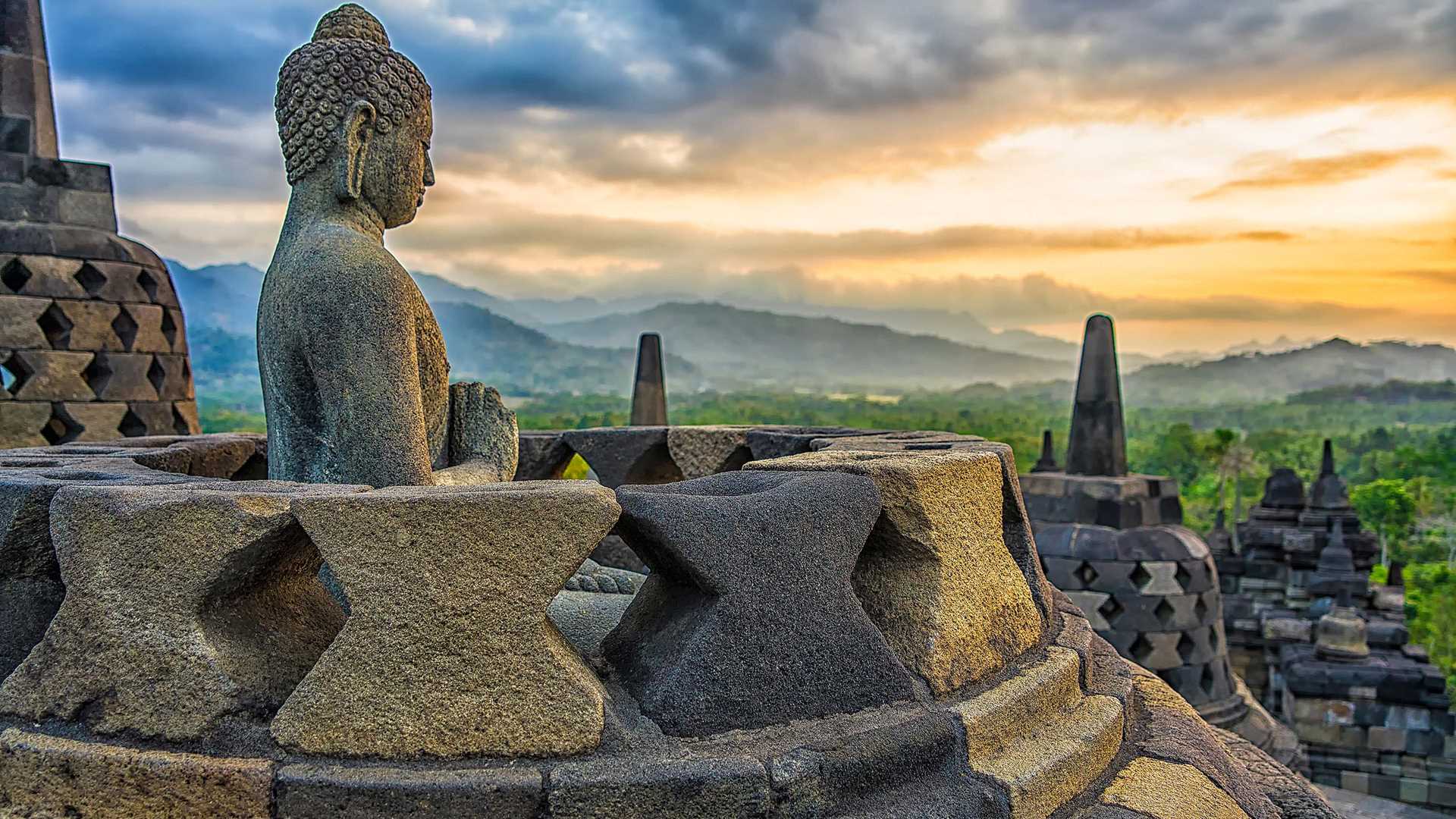 Java — Temples, culture & volcanoes